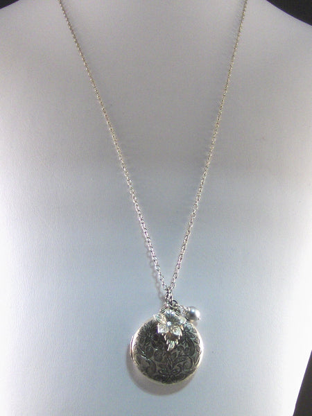 Ice Queen,Silver Locket,Pearl Necklace,Pearl Locket,Silver Necklace,Flower Necklace,Leaf Necklace,Antique Necklace,Leaf Locket,valleygirldes