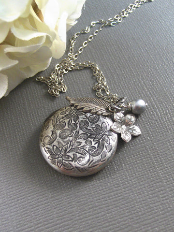 Ice Queen,Silver Locket,Pearl Necklace,Pearl Locket,Silver Necklace,Flower Necklace,Leaf Necklace,Antique Necklace,Leaf Locket,valleygirldes