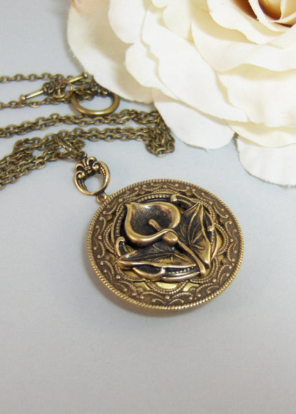 Victorian Lily,Brass Locket,Patina Locket,Flower,Woodland,Lily,Brass,Antique,Victorian,Lily. Handmade jewelery by valleygirldesigns on Etsy.