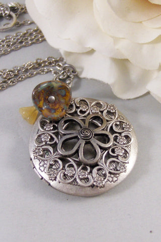 Woodland Daisy,Locket,Silver Locket,Flower,Yellow,Green,Antique Locket,Daisy,Necklace,Jewelry. Handmade jewelry by valleygirldesigns.