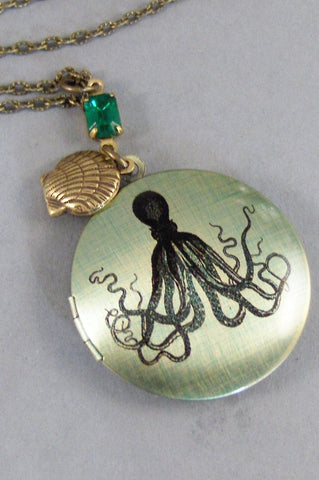 Emerald Octopus,Locket,Octopus Locket,Octopus Necklace,Emerald,Vintage,Brass Locket,Locket Art,,Birthstone,Locket,Antiqued Locket,Rhinestone