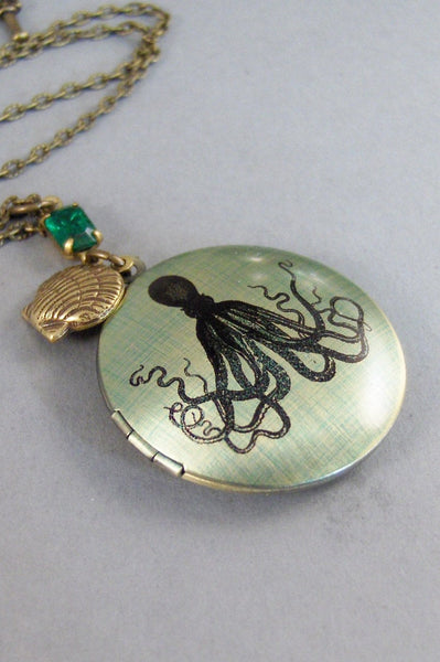 Emerald Octopus,Locket,Octopus Locket,Octopus Necklace,Emerald,Vintage,Brass Locket,Locket Art,,Birthstone,Locket,Antiqued Locket,Rhinestone