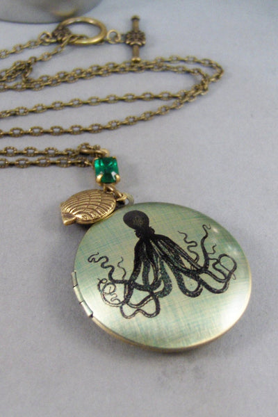 Emerald Octopus,Locket,Octopus Locket,Octopus Necklace,Emerald,Vintage,Brass Locket,Locket Art,,Birthstone,Locket,Antiqued Locket,Rhinestone
