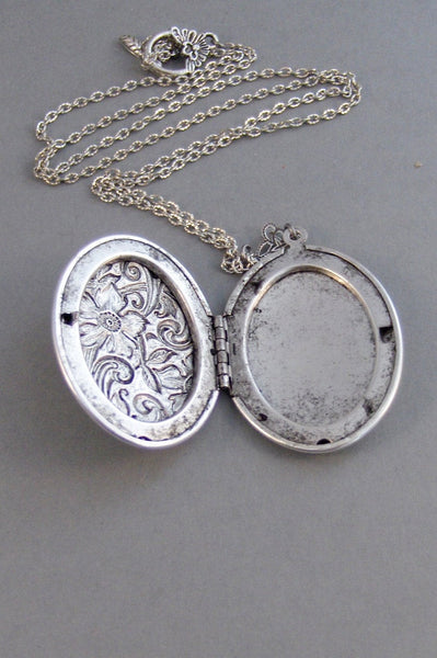 SALE Queenies Garnet,Locket,Antique Locket,Silver Locket,Garnet,Garnet Birthstone,January,Vintage Stone,Vintage Locket. Valleygirldesigns.