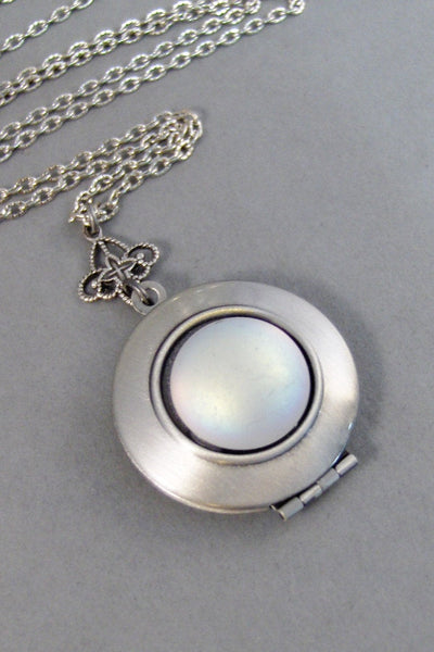 Full Moon,Moon,Moon Locket,Locket,Antique Locket,Silver Locket,Moonstone,Moonstone Necklace,Moonstone Locket,Moonstone CabValleygirldesigns.