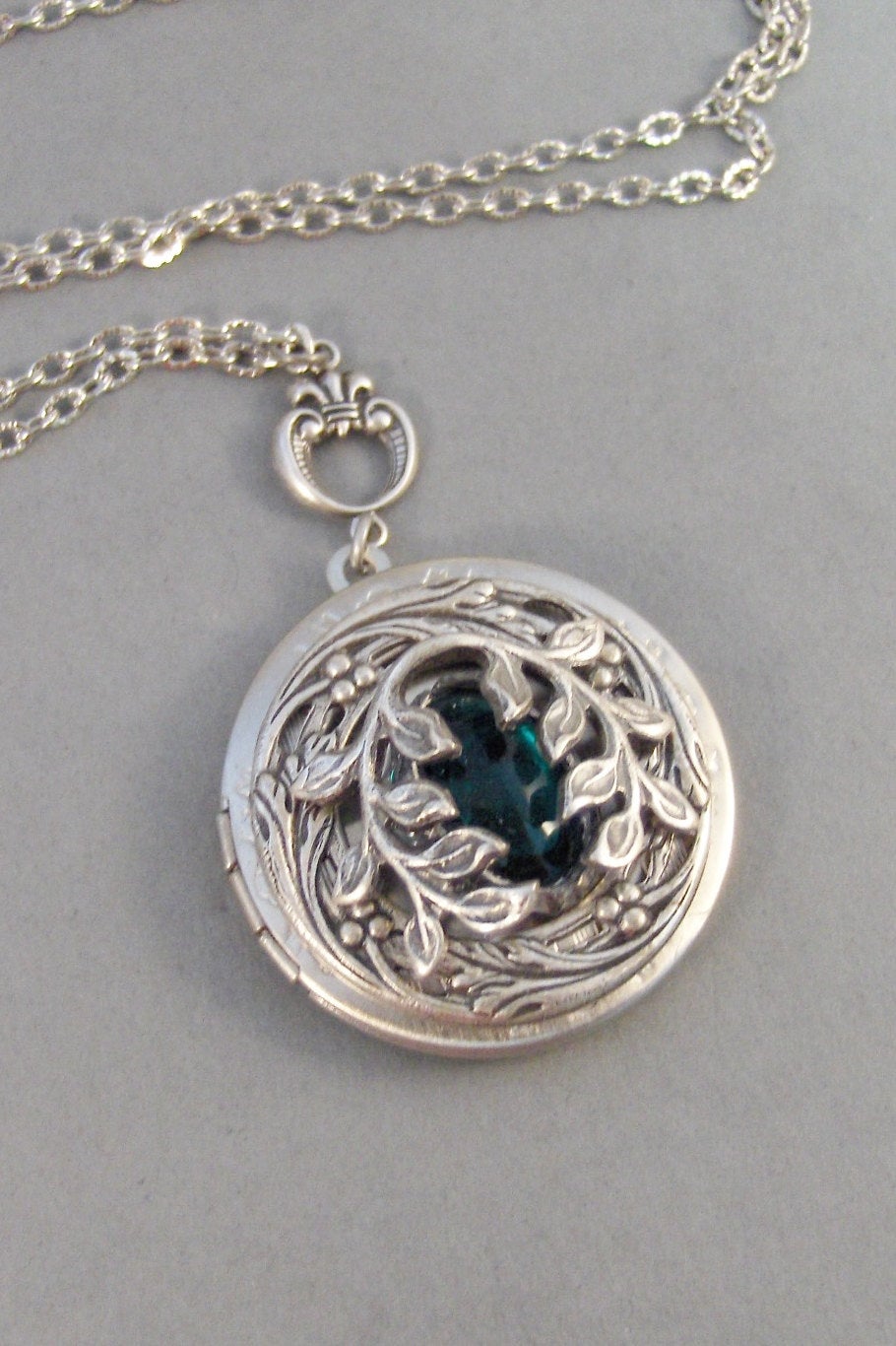 Green Ivy,Ivy Necklace, Ivy Locket,Silver Locket,Victorian,Antique Locket,Ivy,Leaf,Leave,Branch,Tree,Green,Emerald,Stone,valleygirldesigns.