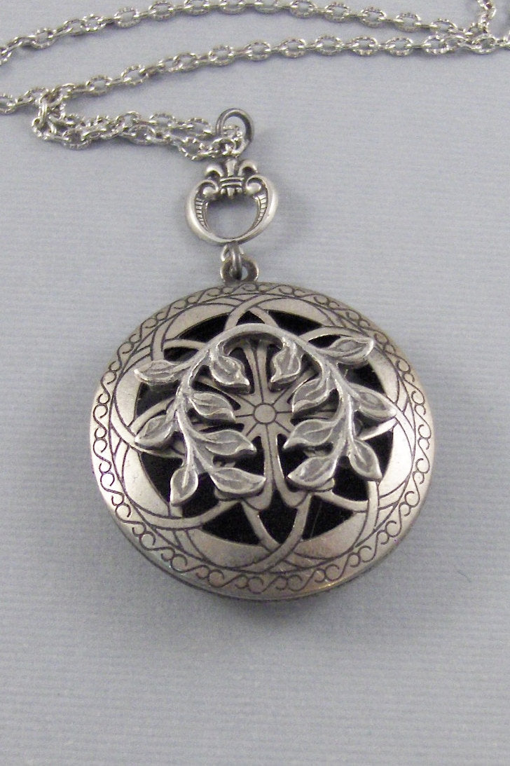 Scented Ivy,Locket,Silver,Diffuser,Ivy Locket,Apothecary,Ivy Necklace,Scent Locket,Scent Locket,Ivy,Woodland,Organicvalleygirldesigns.