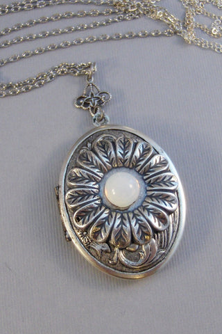 Moonstone Daisy,Locket,Antique Locket,Silver Locket,Moonstone,Daisy,Moonstone Necklace,Moonstone Locket,Daisy Necklace,Daisy Locket.