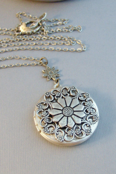 Springtime Daisy,Locket,Antique Locket,Silver Locket,Moonstone,Daisy,Moonstone Necklace,Moonstone Locket,Daisy Necklace,Daisy Locket.