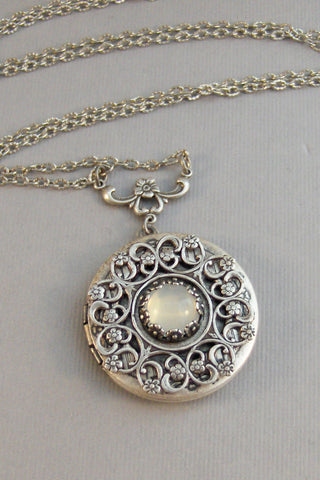 Pretty Moon,Locket,Antique Locket,Silver Locket,Moonstone,Goddess,Moonstone Necklace,Moonstone Locket,Moonstone Cab.Valleygirldesigns.