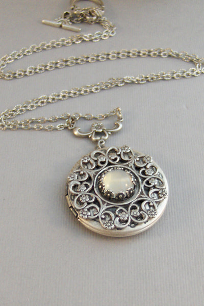 Pretty Moon,Locket,Antique Locket,Silver Locket,Moonstone,Goddess,Moonstone Necklace,Moonstone Locket,Moonstone Cab.Valleygirldesigns.