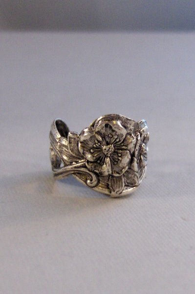 Tiny Posies,Flowers,Ring,Silver,Flower,Tiny Flower,Flower Ring,Antique Ring,Silver Ring,Blossom,Wedding,Bridesmaid valleygirldesigns.